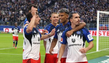 Hamburger Spieler freuen sich gemeinsam nach einem Tor.