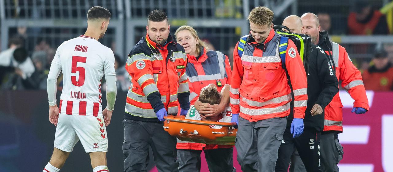 Timo Hübers wird verletzt vom Feld getragen | Imago Images Timo Hübers wird verletzt vom Feld getragen