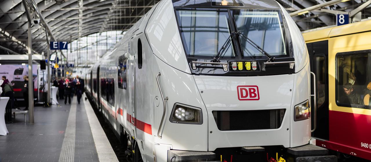 Der neue ICE L der Deutschen Bahn bei dessen Premiere am Berliner Ostbahnhof. 