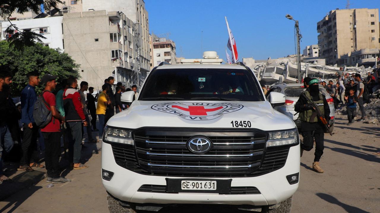 Übergabe durch Hamas: Erste freigelassene Geiseln in Israel