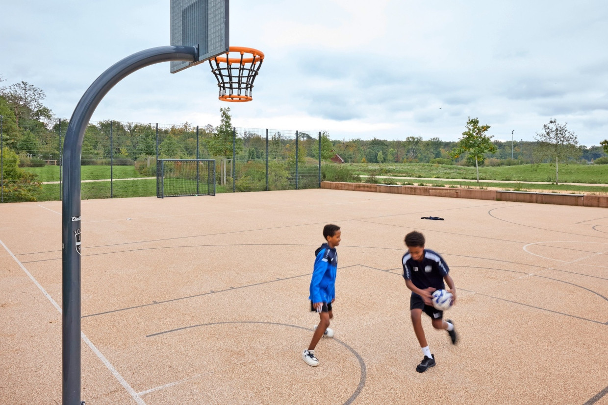 Im Bürgerpark Süd auf der alten Rennbahn kommen sich Basketball und Fußball in die Quere.