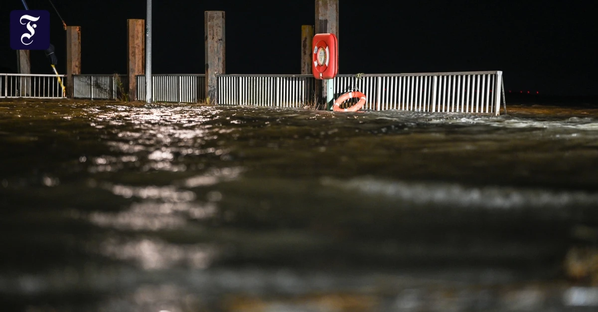 Unfälle durch Wind und Regen – Sturmflut erwartet