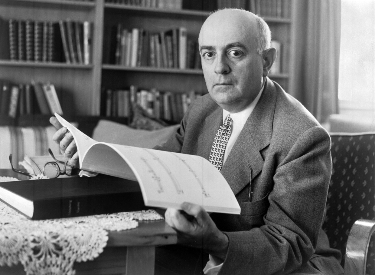 Im Vergleich zu Notensätzen, die eine Melodie mimetisch abbilden, seien Bücher weniger zugänglich, resümiert Adorno am Ende seines Aufsatzes.