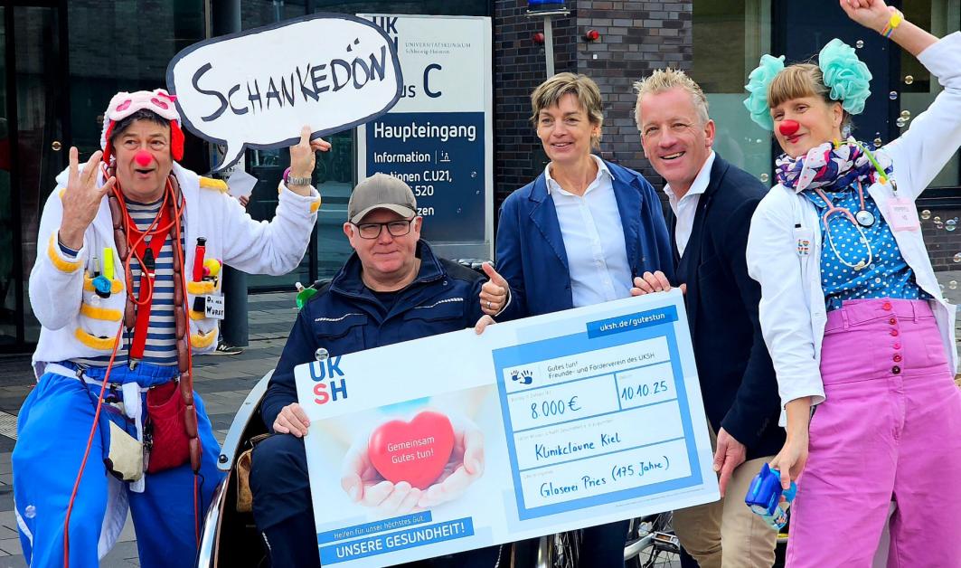 Glaserei Pries spendet 8.000 Euro für Klinikclowns am UKSH