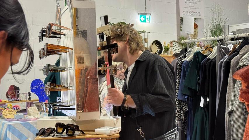 Wer etwas probieren möchte, erhält sofort Unterstützung als Spiegelhalter von den Designern.