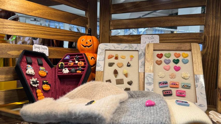 Auch das ein oder andere Halloween-Accessoire können die Besucher und Besucherinnen entdecken.