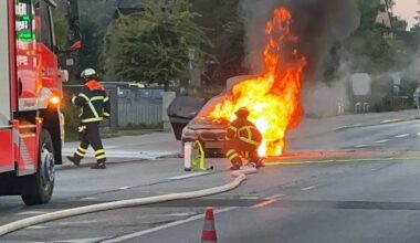 Meterhohe Flammen in Hamburg: BMW brennt mitten auf der Straße