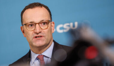 Mann mit Brille, Anzug und Krawatte