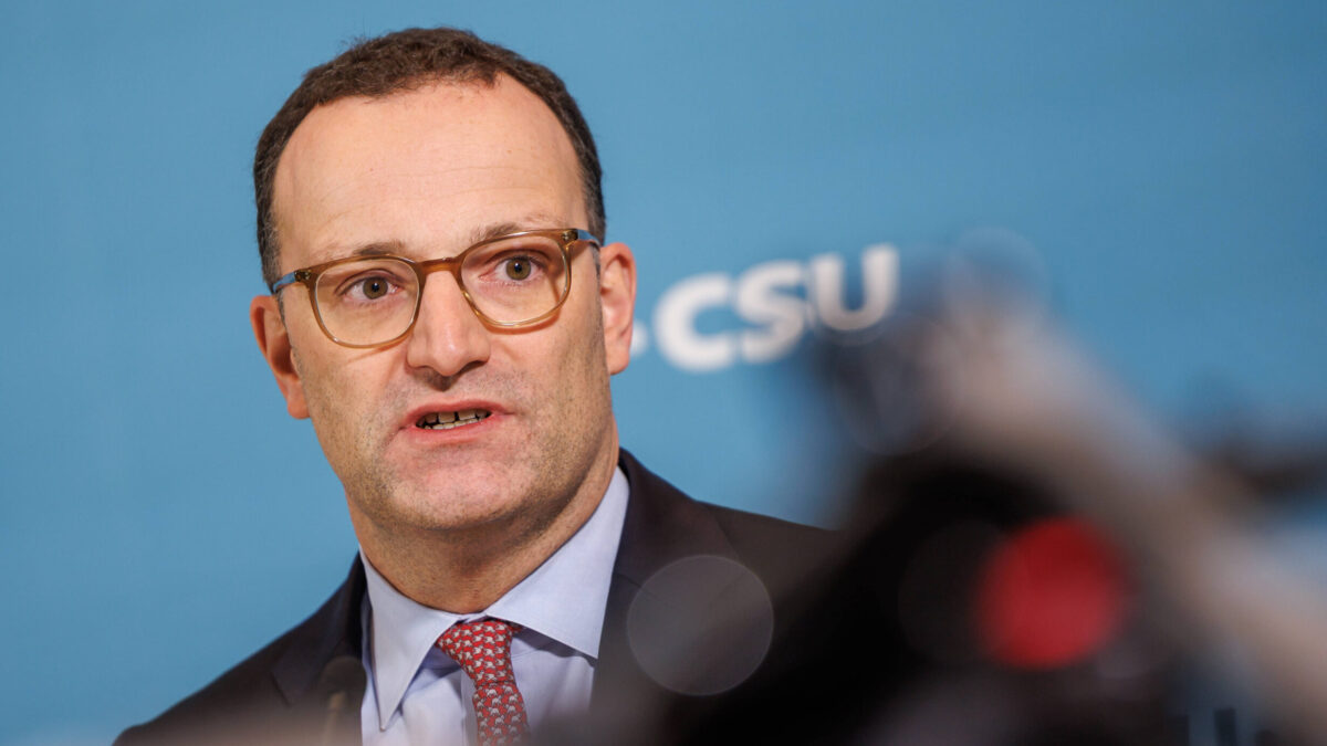 Mann mit Brille, Anzug und Krawatte