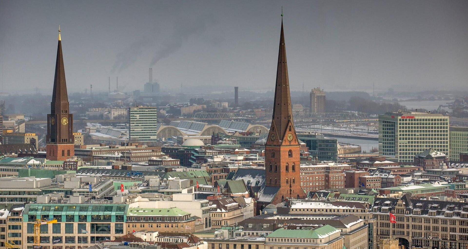 Blick auf das Hamburger Stadtzentrum mit den hoch aufragenden Türmen der Kirchen St. Jacobi und St. Petri.