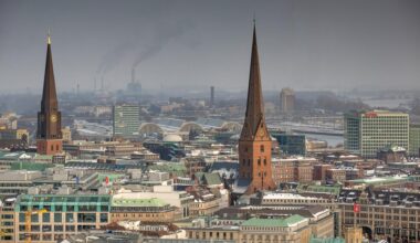 Blick auf das Hamburger Stadtzentrum mit den hoch aufragenden Türmen der Kirchen St. Jacobi und St. Petri.