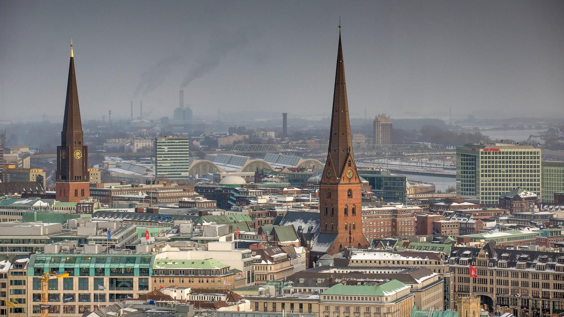 Blick auf das Hamburger Stadtzentrum mit den hoch aufragenden Türmen der Kirchen St. Jacobi und St. Petri. Blick auf das Hamburger Stadtzentrum mit den hoch aufragenden Türmen der Kirchen St. Jacobi und St. Petri.