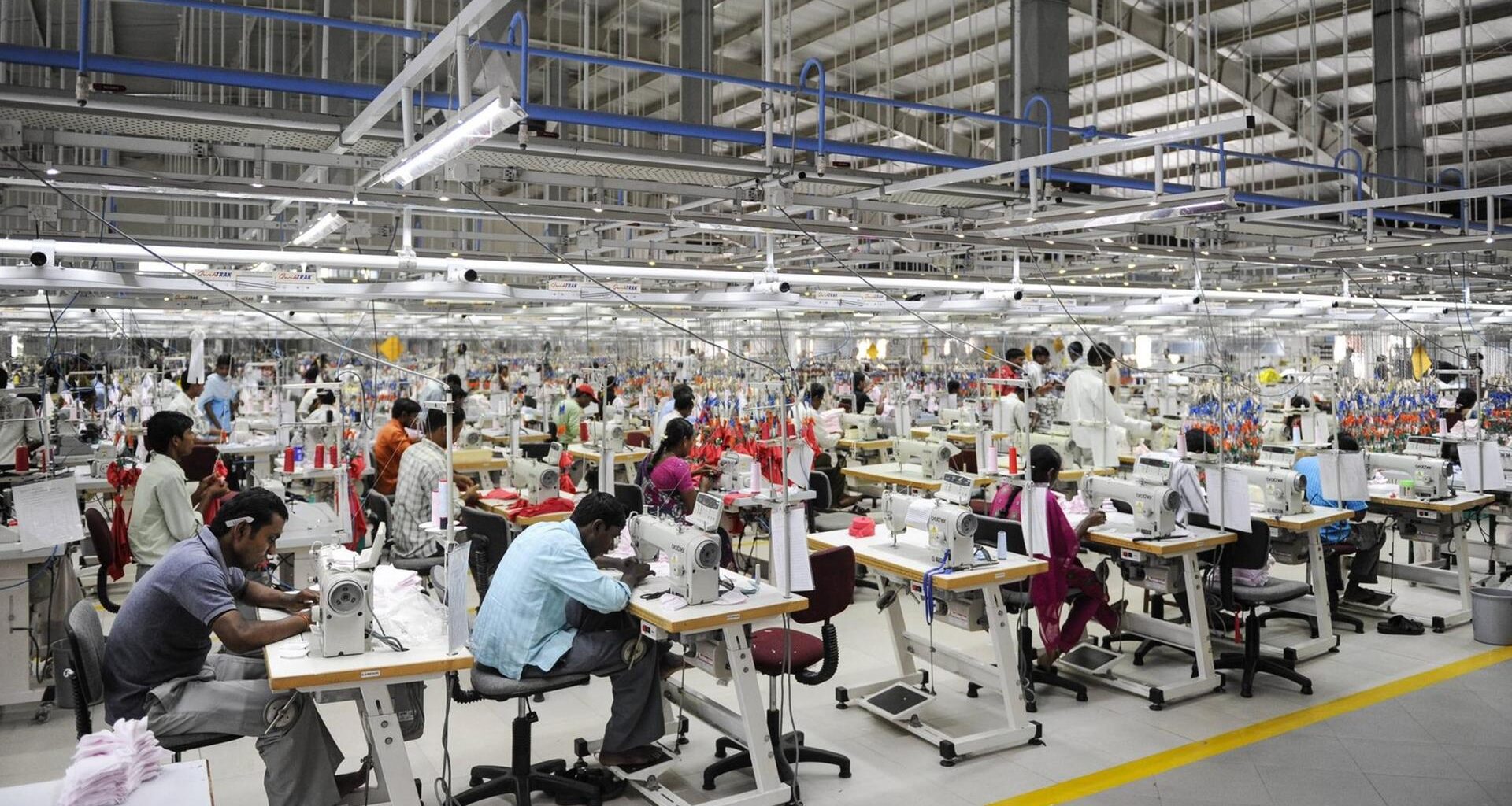 Arbeiterinnen und Arbeiter in einer Produktionshalle in Tirupur in Indien. (Archivbild)