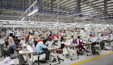 Arbeiterinnen und Arbeiter in einer Produktionshalle in Tirupur in Indien. (Archivbild)