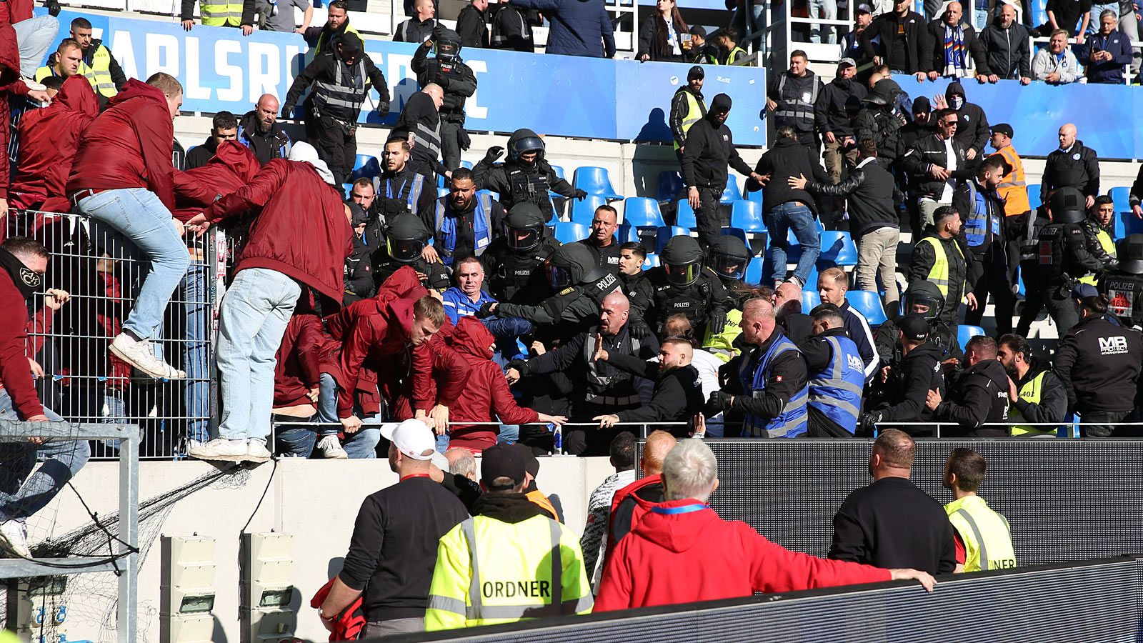 Derby zwischen Karlsruhe und Kaiserlautern von Gewalt überschattet: Ausschreitungen mit Verletzten und massiver Polizeieinsatz