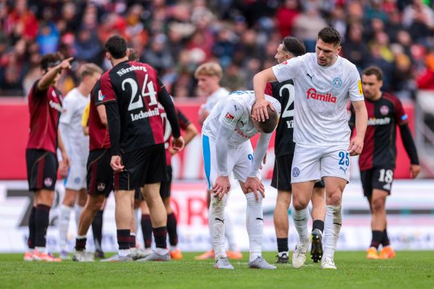 Marcus Müller (Holstein Kiel, rechts) tröstet seinen Teamkollegen David Zec, der zum fünften Mal Gelb sah und nun gegen Bochum fehlen wird.  Marcus Müller (Holstein Kiel, rechts) tröstet seinen Teamkollegen David Zec, der zum fünften Mal Gelb sah und nun gegen Bochum fehlen wird.
