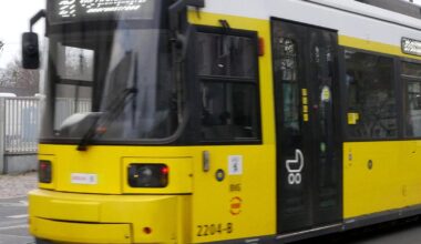 Jugendlicher auf E-Scooter von Tram angefahren