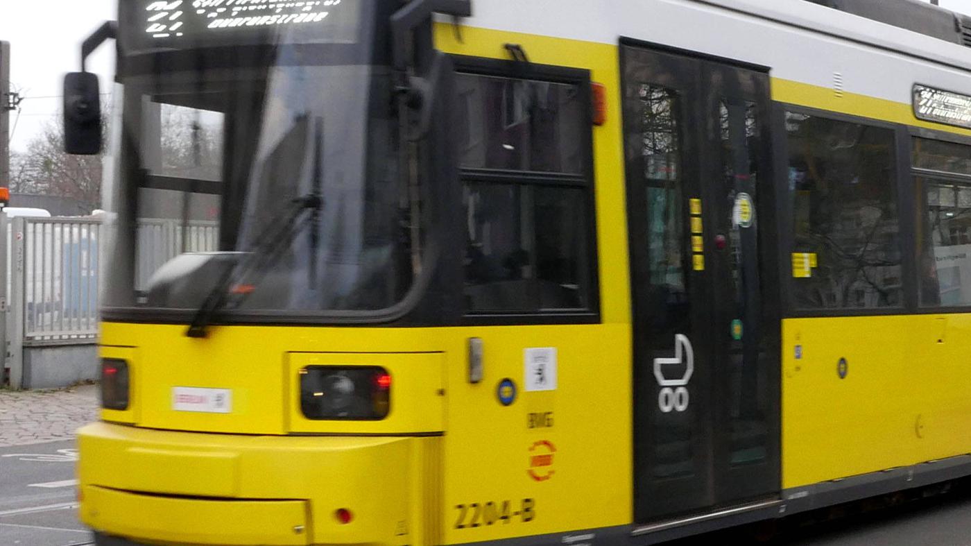 Jugendlicher auf E-Scooter von Tram angefahren