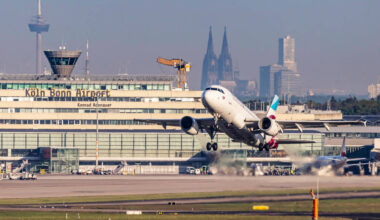 Mallorca-Flieger landet am Flughafen Köln/Bonn - Polizei muss eingreifen