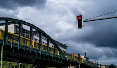 Dunkle Regenwolken ziehen über der Schönhause Allee in Berlin.