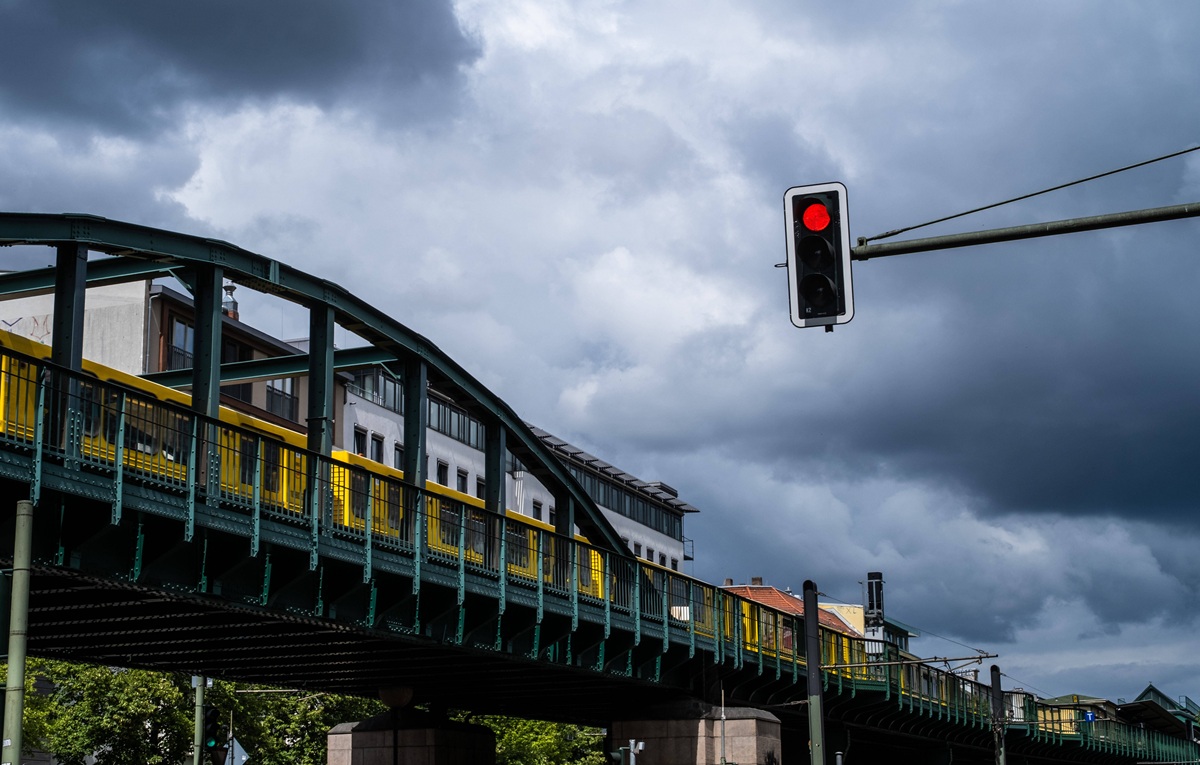 Dunkle Regenwolken ziehen über der Schönhause Allee in Berlin.
