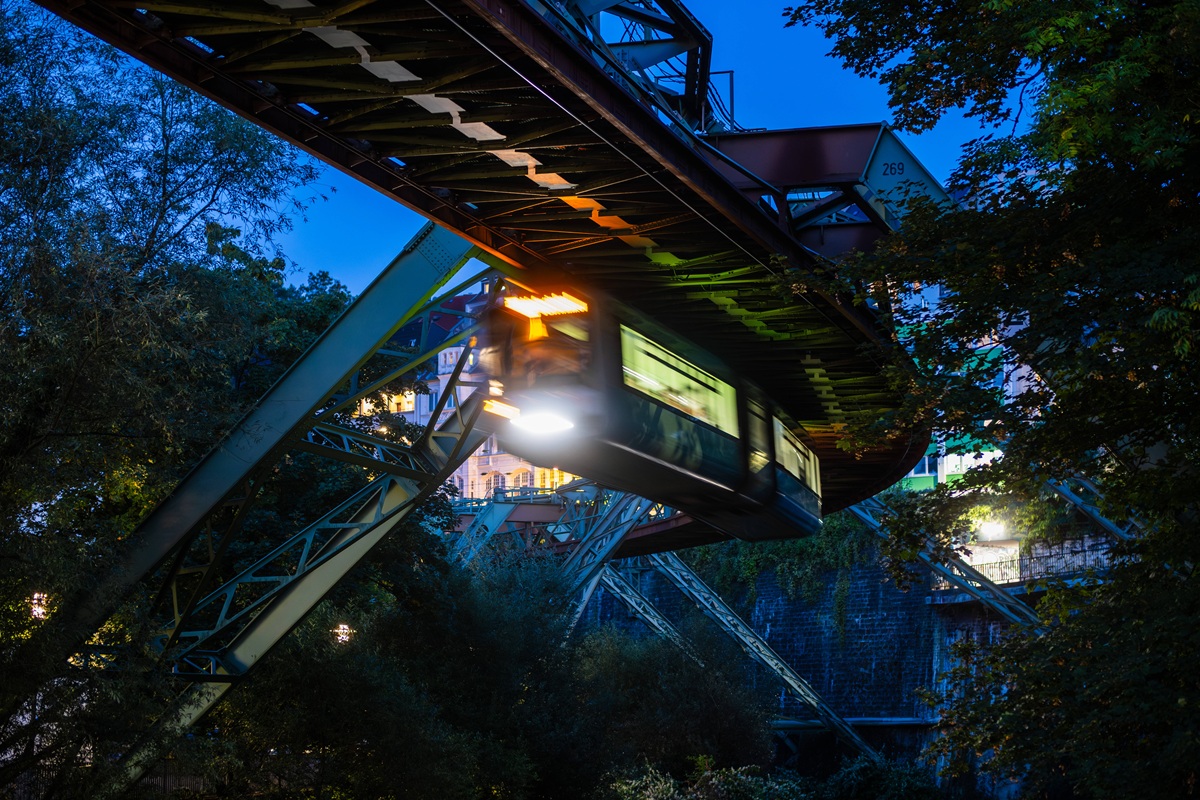 Schüsse auf die Wuppertaler Schwebebahn! Betreiber stoppt Züge