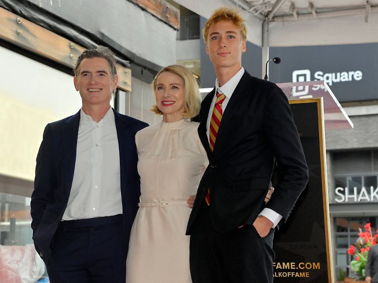 Ehemann Billy Crudup und Sohn Sasha durften natürlich nicht fehlen.