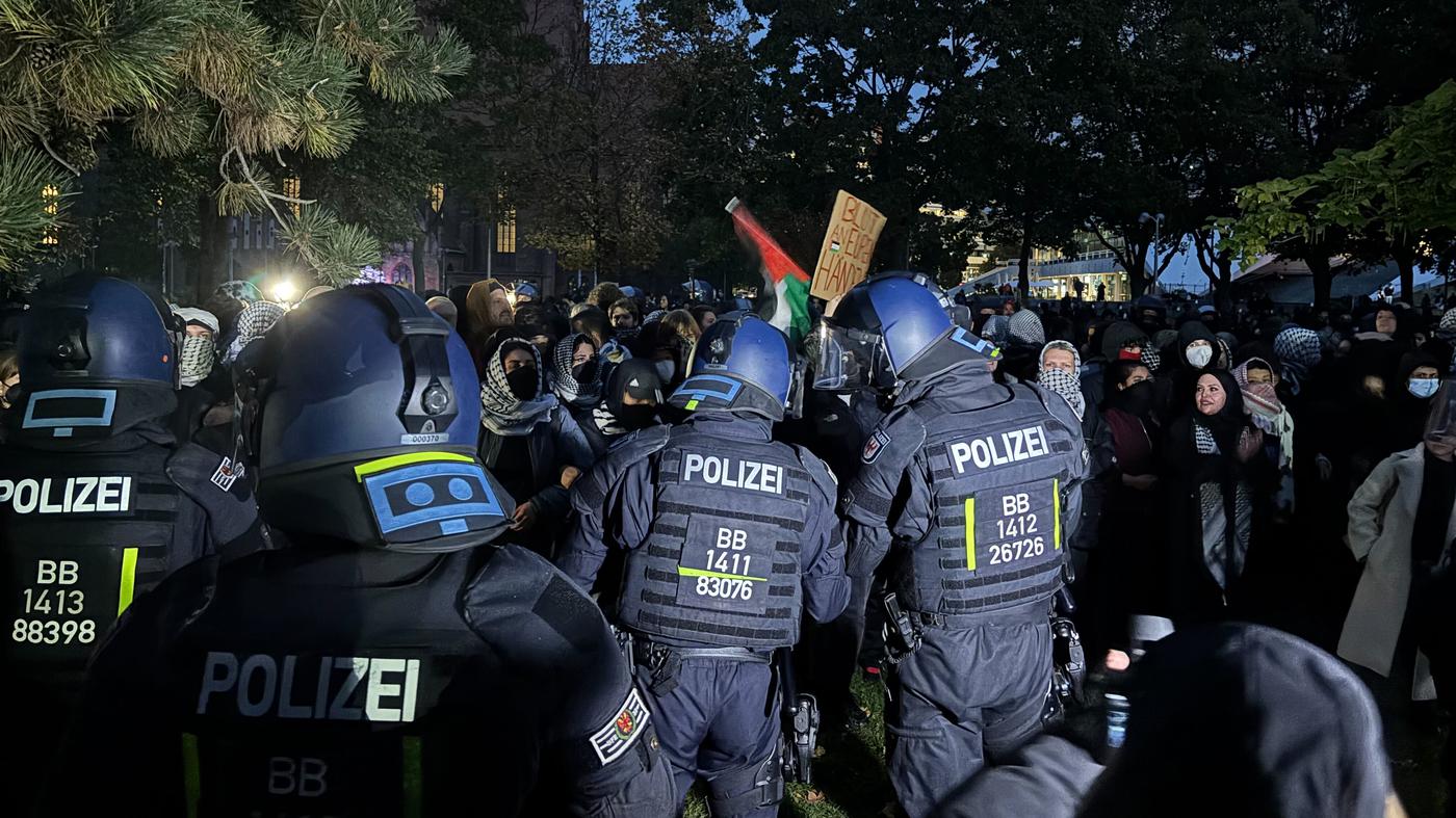 Hunderte bei verbotener israelfeindlicher Demo am Berliner Alexanderplatz