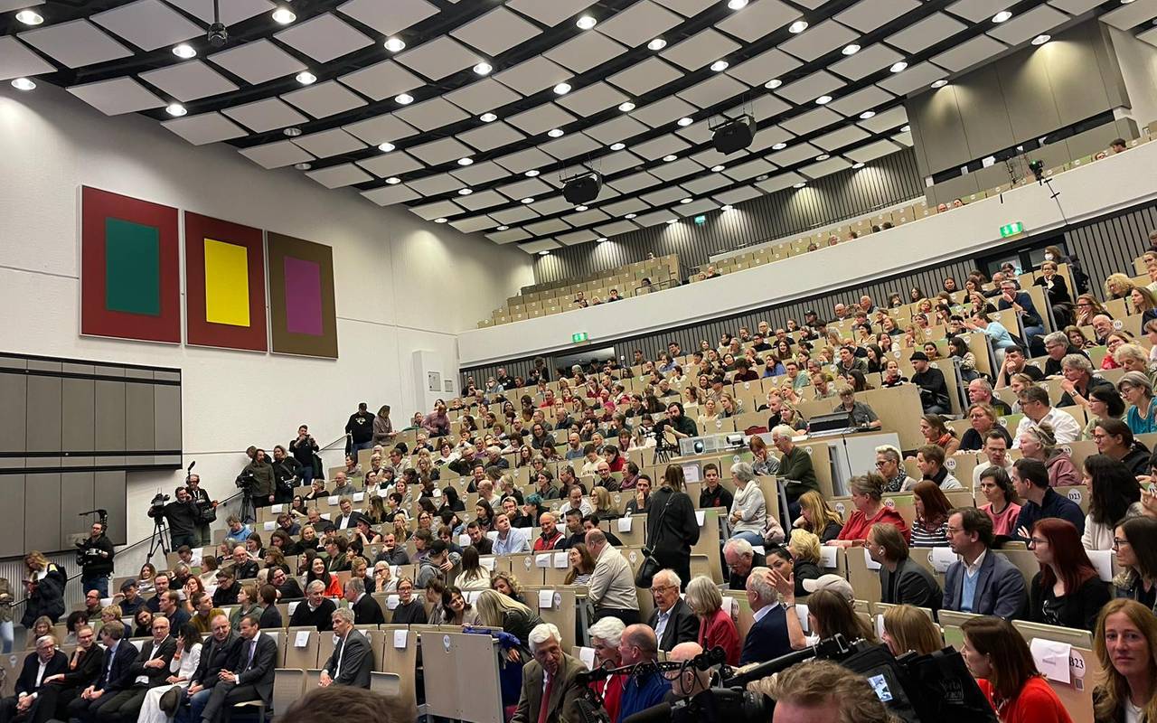 Ein voll besetzter, großer Hörsaal der Heinrich-Heine-Universität.