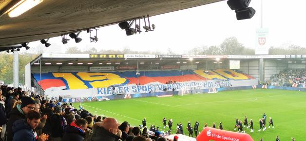 Die Choreografie erstreckte sich über die gesamte Breite der Westtribüne im Holstein-Stadion. Die Choreografie erstreckte sich über die gesamte Breite der Westtribüne im Holstein-Stadion.