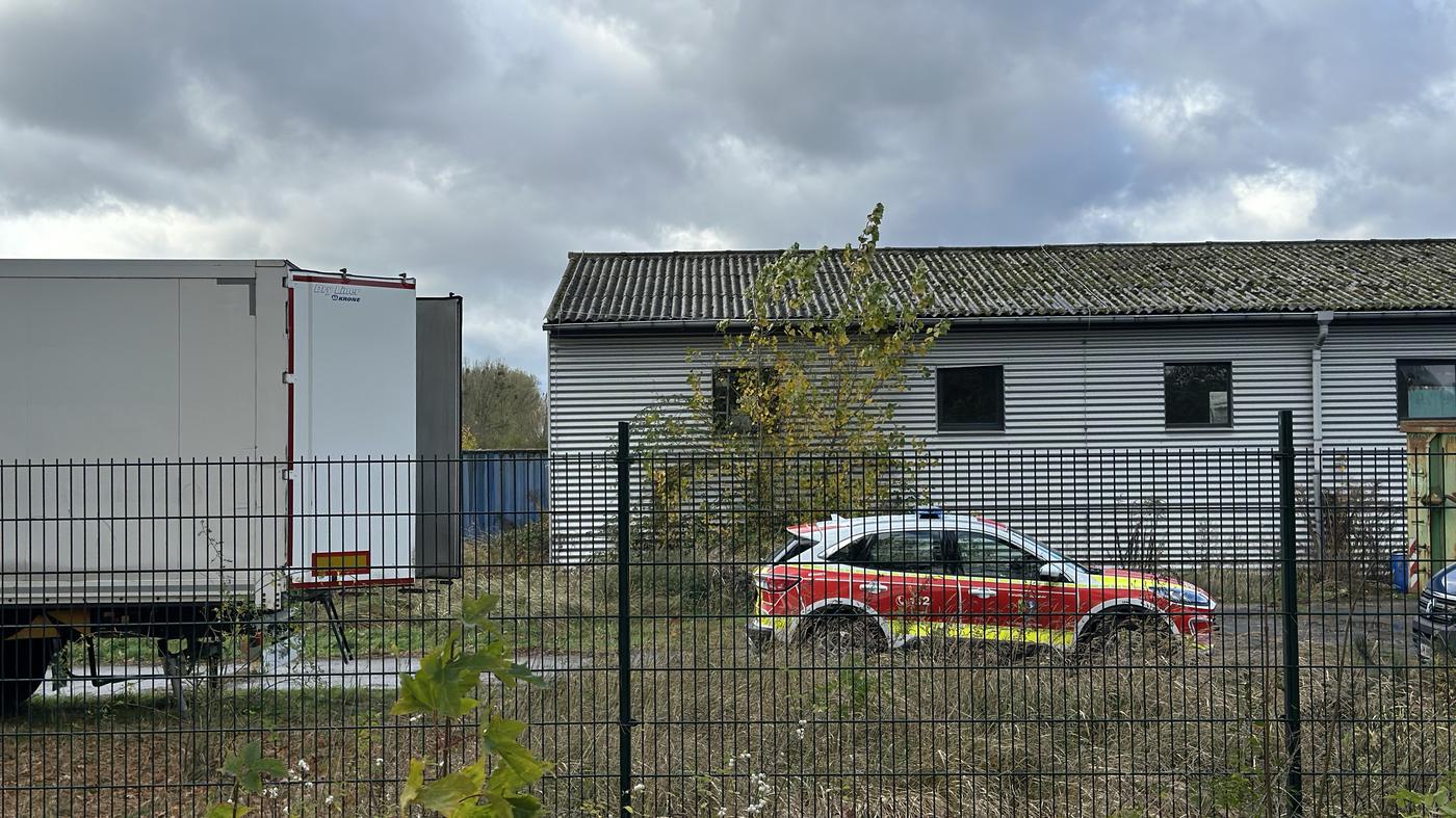 Im Drogenlabor von Nauen stapeln sich Kühltruhen, Kanister und Müll bis zur Decke