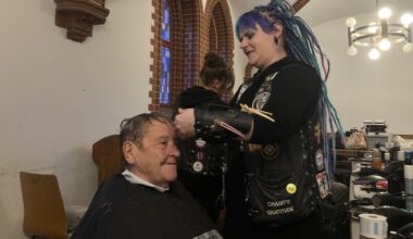 Die „Barber Angels“ schenken Bedürftigen in Berlin Haarschnitte