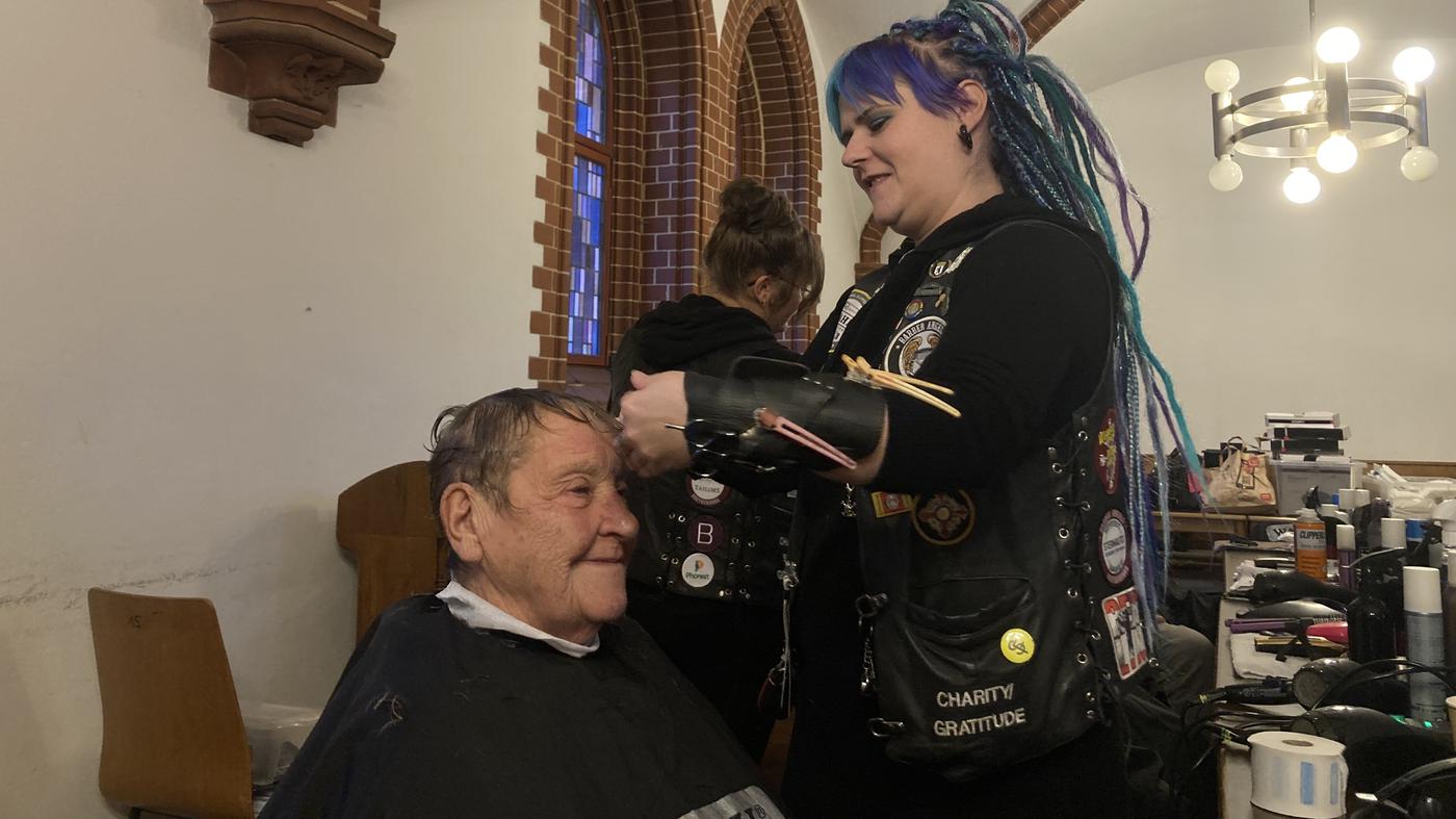Die „Barber Angels“ schenken Bedürftigen in Berlin Haarschnitte
