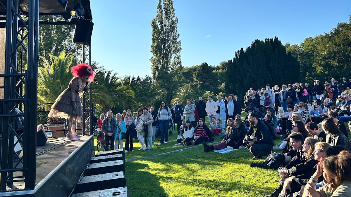 Botanischer Garten: Kinder saßen staunend vor der Bühne, während eine Dragqueen eindeutig aufgeladenen Posen zeigte