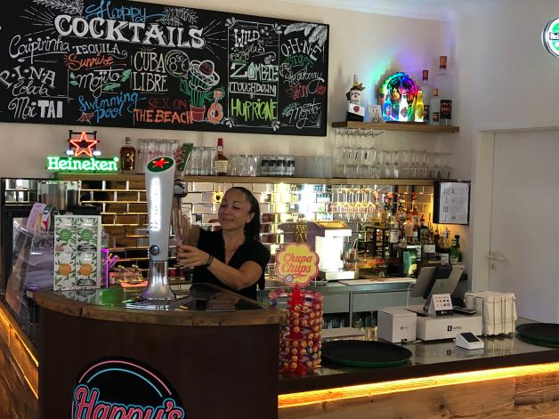 Cousine Natalia kümmert sich um den Service. Cousine Natalia kümmert sich um den Service.