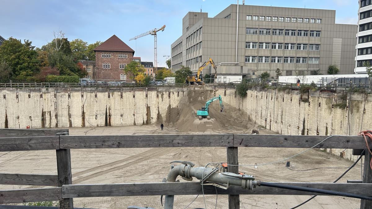 Arbeiten an riesiger Bau-Grube in Südstadt gestartet