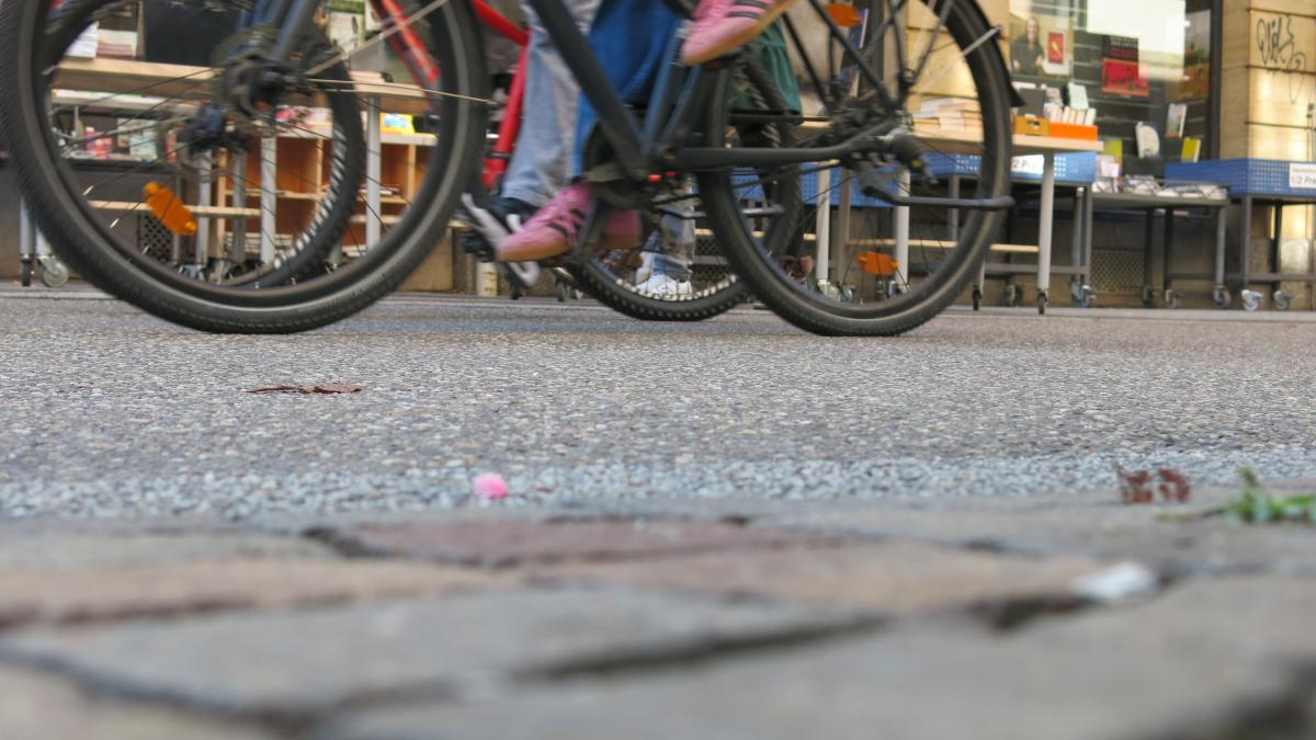 Radler rasen durch Erbprinzenstraße Karlsruhe