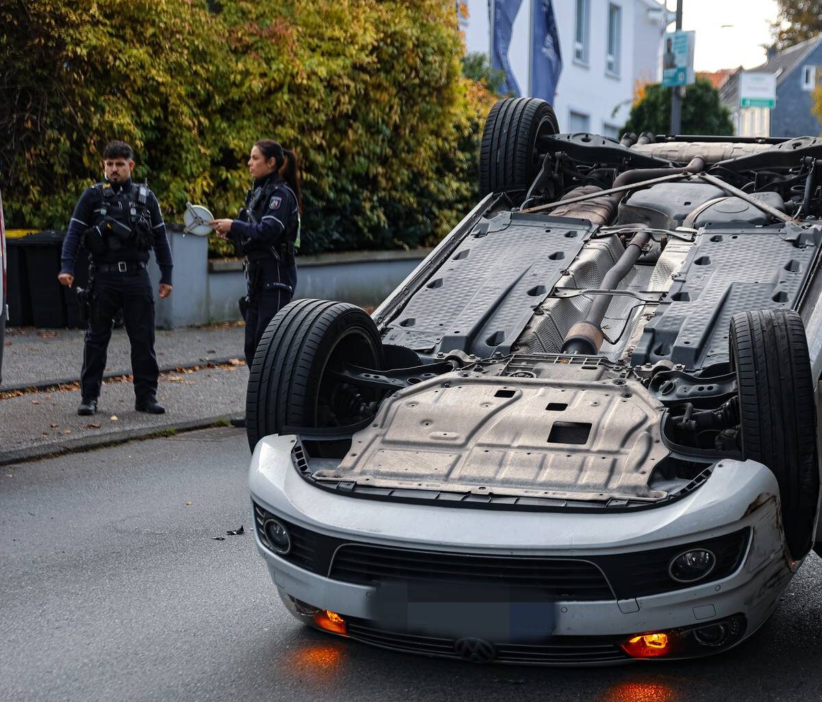 Unfall in Oberbarmen: Auto landet auf dem Dach