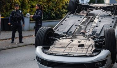 Unfall in Oberbarmen: Auto landet auf dem Dach