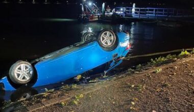 Auto rollt in Essen in den See - zwei Menschen sitzen drin