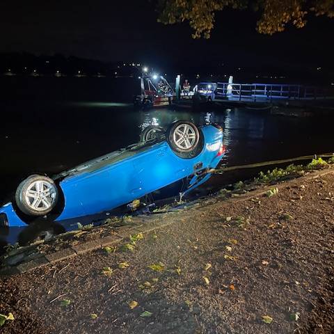 Auto rollt in Essen in den See - zwei Menschen sitzen drin