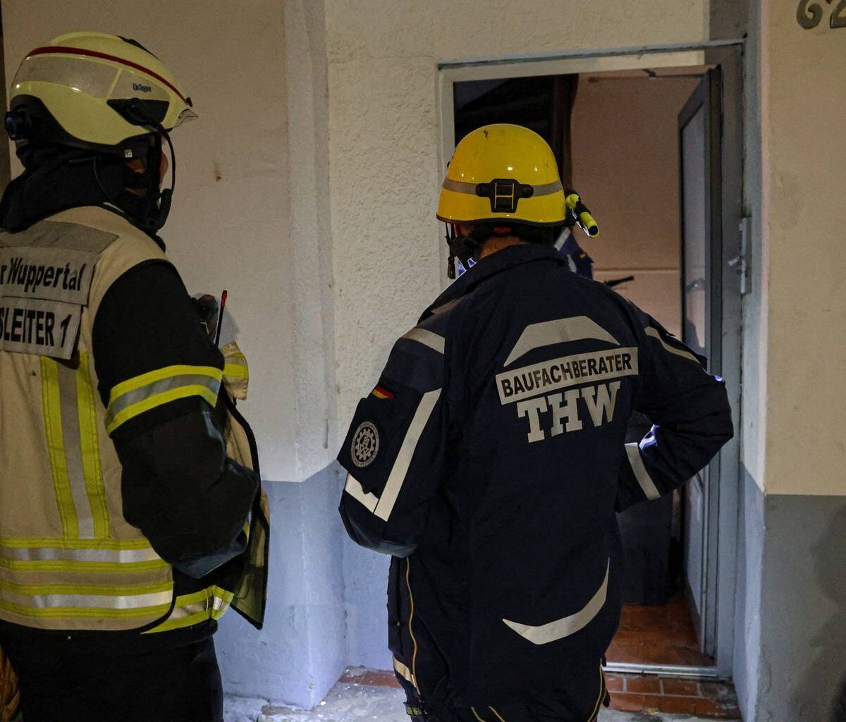 Feuerwehr räumt zwei Wohnungen - Radio Wuppertal