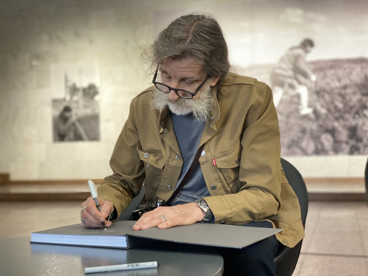 Immer konzentriert auf das Momentum: Der Fotograf Oleksandr Glyadyelov beim Signieren seines Bildbandes