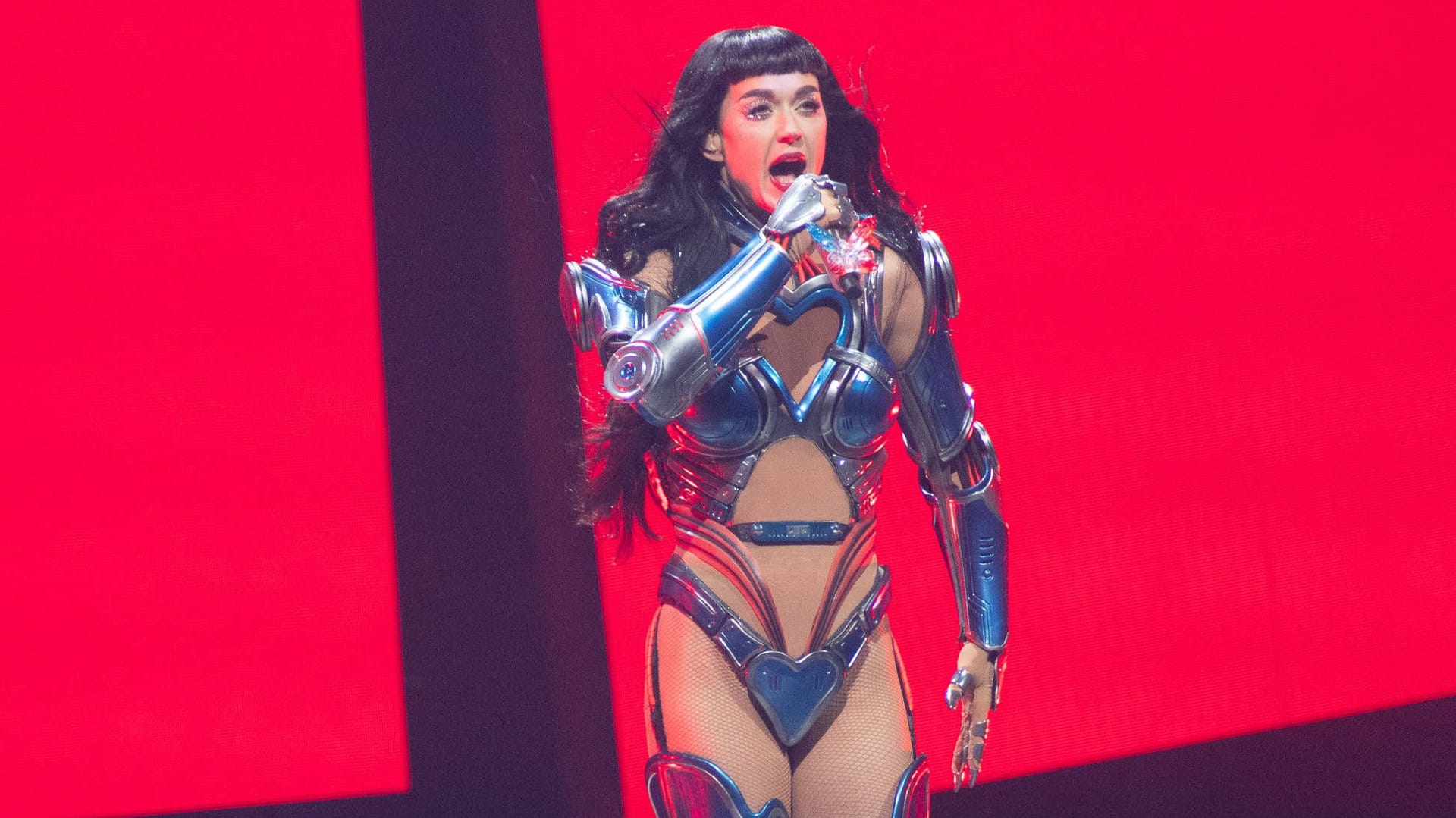 In voller Rüstung: Mit futuristischem Outfit und aufwendiger Bühnenshow begeistert die Sängerin auf ihrer "Lifetimes"-Tour. In voller Rüstung: Mit futuristischem Outfit und aufwendiger Bühnenshow begeistert die Sängerin auf ihrer "Lifetimes"-Tour.