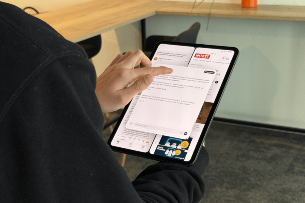 Redakteur Pascal Bartholomäus hält das iPad Pro in der Hand.