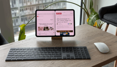 Das iPad Pro steht auf einem Tisch.