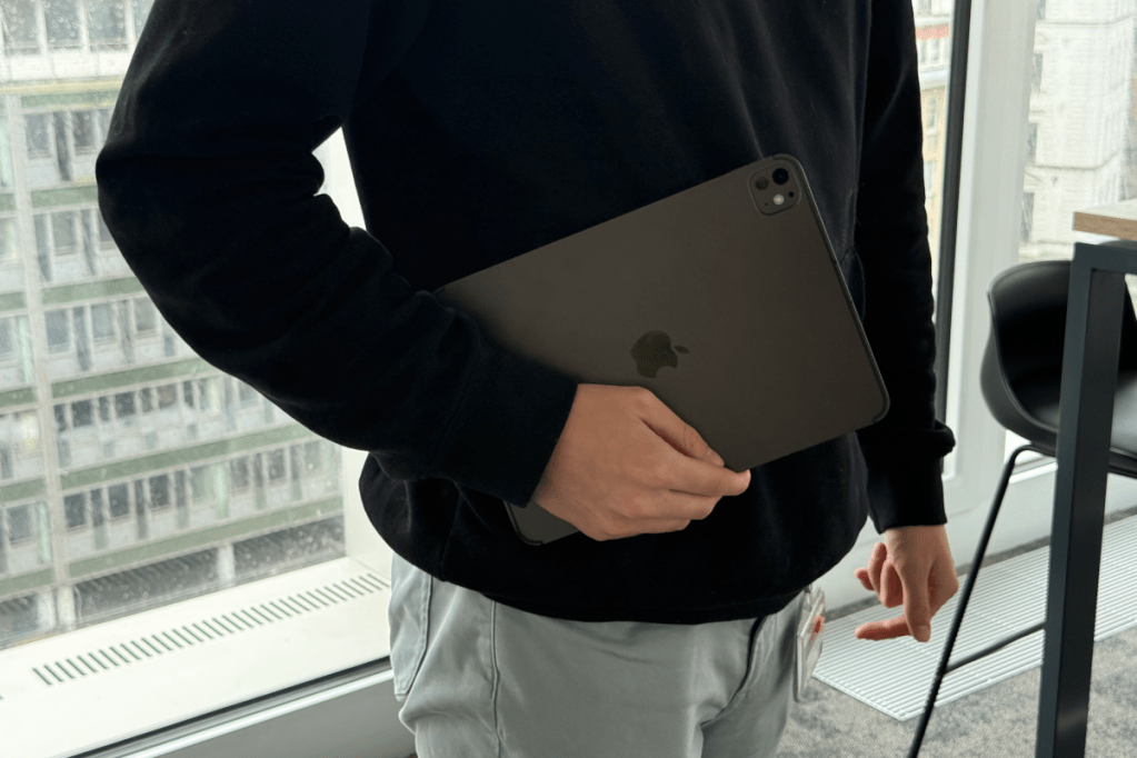 iPad Pro in der Hand von Testredakteur Pascal Bartholomäus