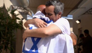 Israel: Die Ex-Geisel Omri Miran umarmt eine andere Person