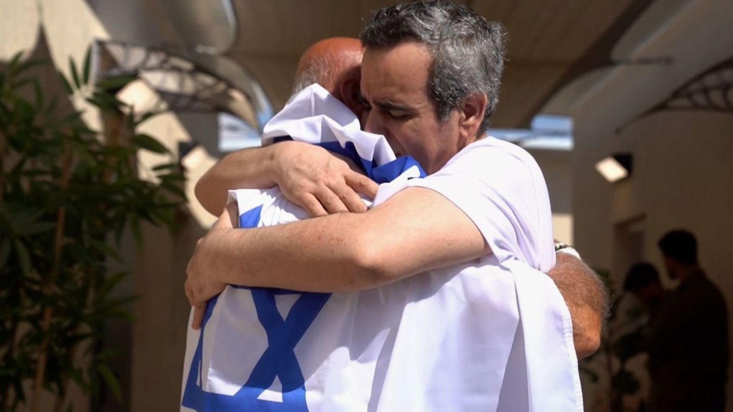 Israel: Die Ex-Geisel Omri Miran umarmt eine andere Person