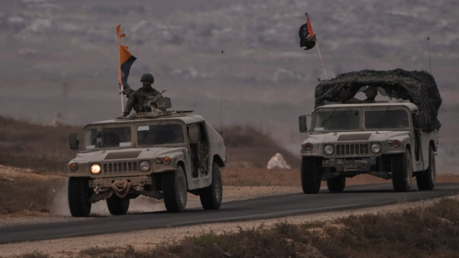 Israelische Soldaten nahe der Grenze zum Gazastreifen: Die israelische Regierung dementiert, dass eine Waffenruhe im Kampfgebiet begonnen haben soll.